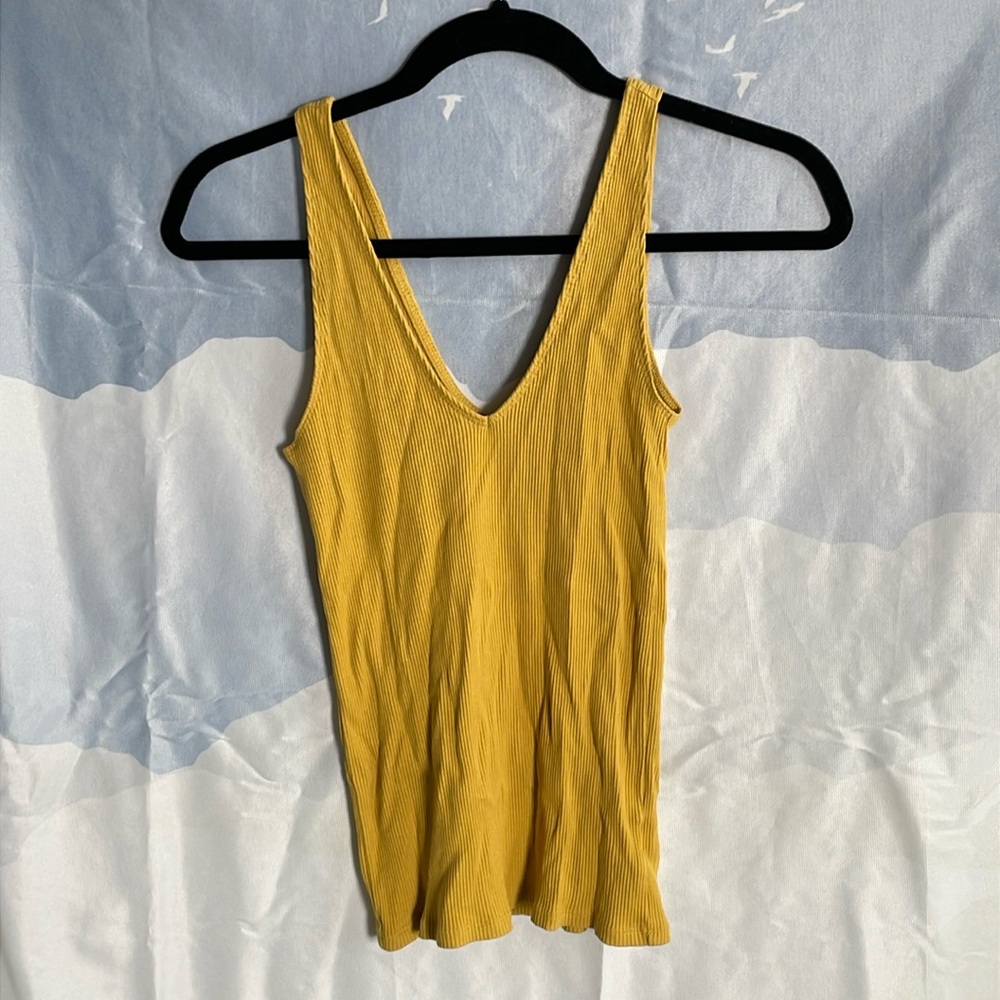 ⭐️Mustard yellow ribbed V-neck tank top
